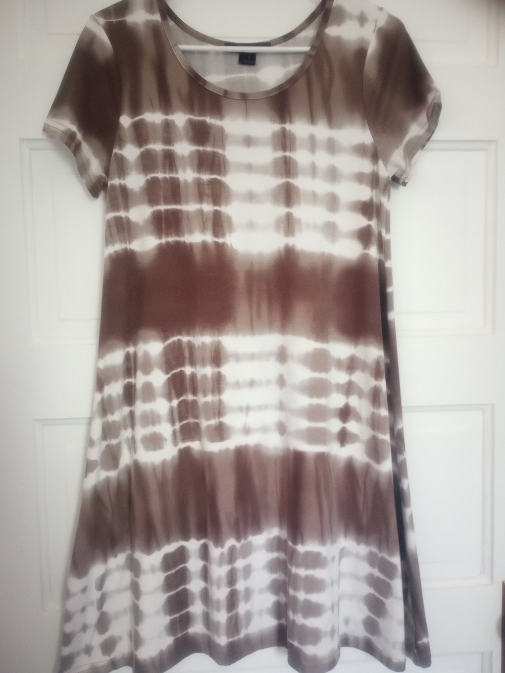 5th & Love Taupe and White Tie-Dye Short Sleeve Dress